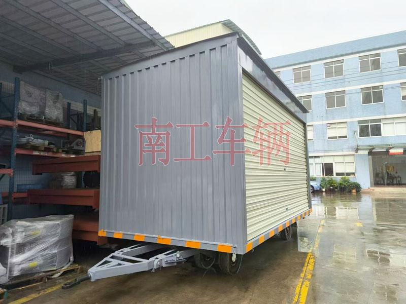10吨箱式完美体育「中国」官方网站两侧带卷帘门 牵引雨篷拖车